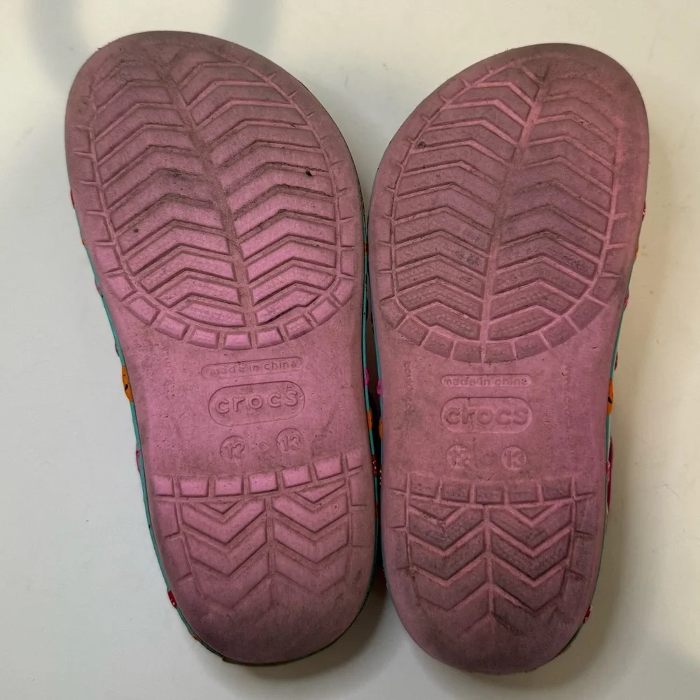 CROCS Hello Kitty Kids Pink and Turquoise Seashells with Sanrio Jibbitz 12-13